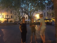 Het nachtleven van Uzes op één van de vele lieflijke pleintjes.