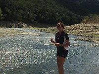 Picknicken langs de oever van de rivier (l'Herault).