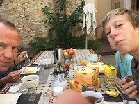 Aan het ontbijt in de tuin bij Palmier o'caché
