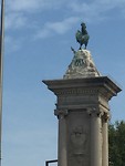 Monument met haan.