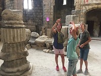 Een expositie in een kerk: oude stenen (sarcofagen, zuilen, paar beelden etc)