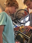 Op de achtergrond de hangende fietsen.