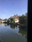 Vanuit de trein een blik op Beziers.