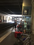 Fietsen op het perron! Gelukkig is hier wel een lift.