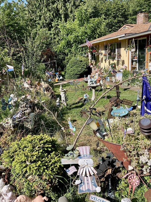 De voortuin van ons huis in Happy Valley