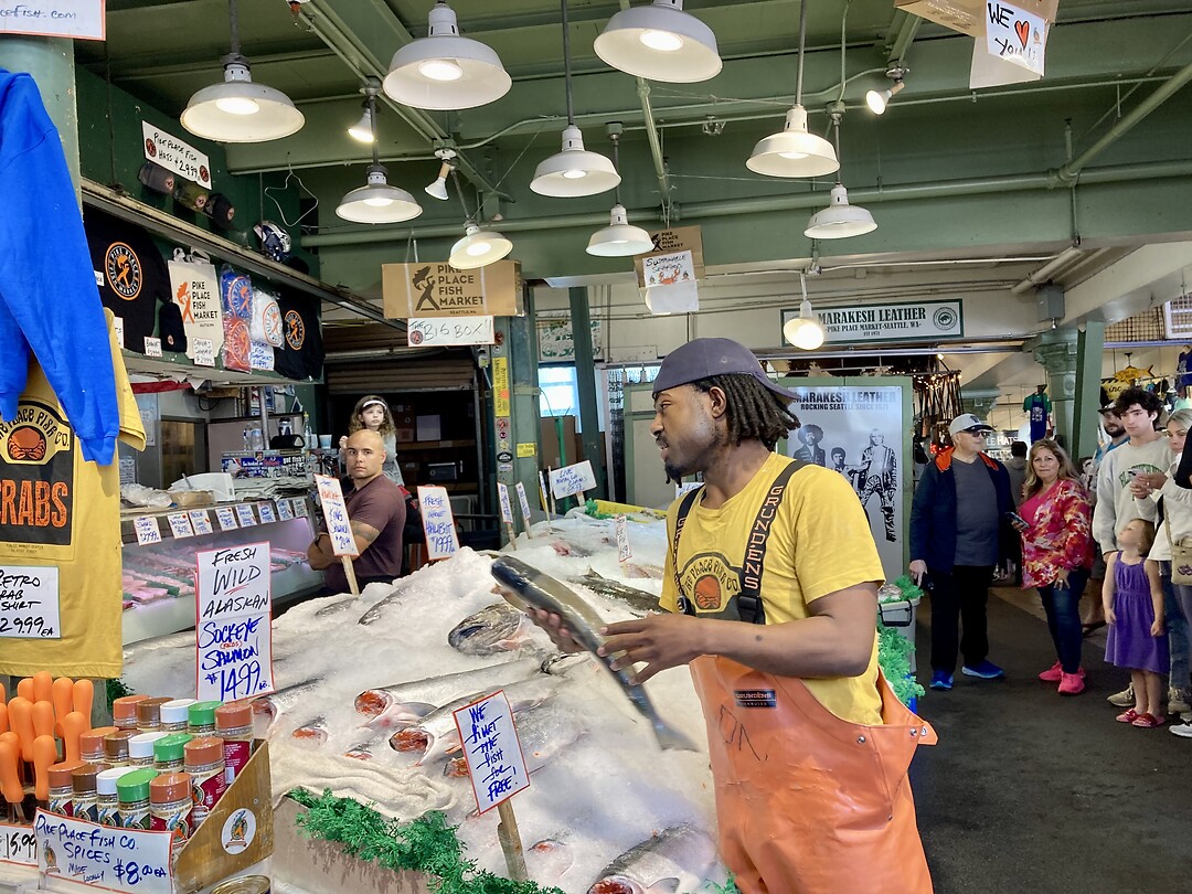 ‘ Vliegende vissen’, de attractie van Pike Place Fish Market