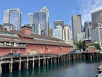 Loods 55 aan de kust met daarachter de skyline van Seattle