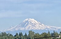 Besneeuwde Mount Rainier in de verte zichtbaar vanuit Seattle.