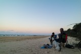 Paella eten op het strand
