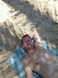 lekker onder de palmboom op het strand