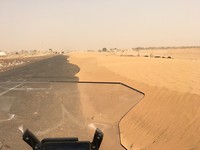 Route envahi par le désert