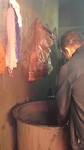Arbeider die de draden kleurt / ouvrier