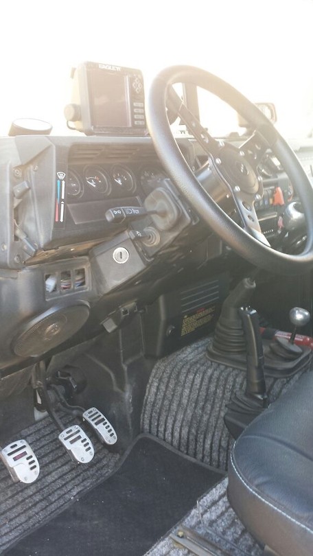 Interieur van de landrover v d filmproducent