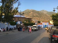 Straatbeeld buiten de medina in Chefchaouen