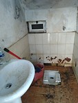 Vies toilet? Ja en nee, vooral zand en permanent water uit de bron