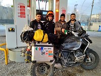 De pompbediende zijn altijd gek op onze motoren