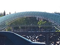 Een loopbrug over de rivier