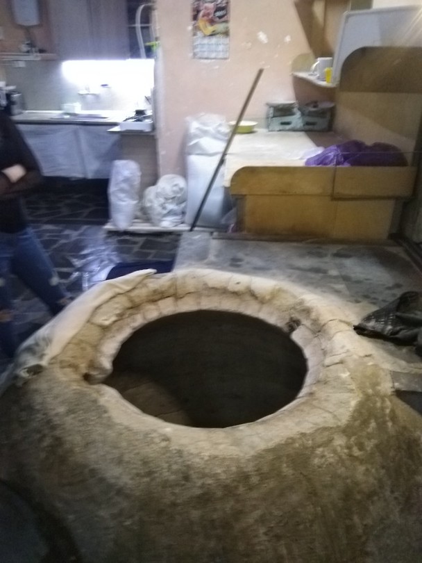 De in de grond gebouwde oven.
