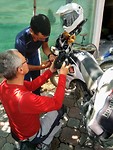 John in actie voor de Yamaha's van de Fransen