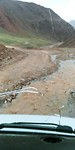 De weg vlak over de grens, maar in Kyrgyzstan