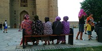 Vijf dames kijken naar het mausoleum