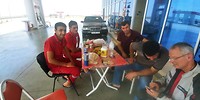 De crew van een benzinestation
