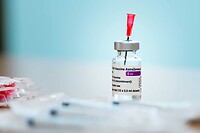 2021-Bart-van-Overbeekde-eerste-covid-vaccinaties-met-AstraZeneca-in-Limburg-13-scaled