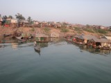 Andere kant van de rivier Phnom Penh, daar wonen dus gewoon mensen