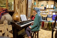 Piano spelen bij de saxofoon man