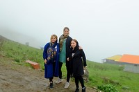 Bovenop de berg met de nichtjes van Sama