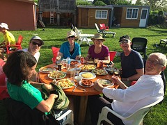 Samen avondeten in de tuin van de herberg! Geweldige verhalen en lekker eten!