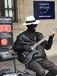 De Jazz muzikant, helemaal ingepakt, ook z’n gezicht!