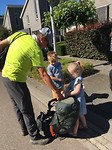 Hulp van Casper en Sara bij het dragen van de rugzak
