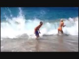 Met z'n drieën spelen met de golven