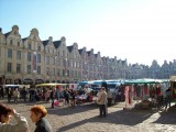 1024px-Arras-PlacedesHeros-2-2007