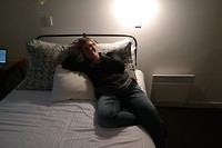 Zo romantisch, een zoeklicht als nachtlampje en een stalen piep en kraak ledikant