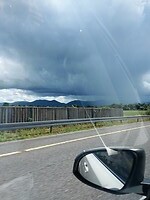 De regen, hagel en onweer vanaf de bergen