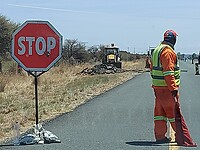Persoon 3 met het stop en go bord