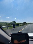 Iemand loopt op de snelweg