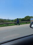 Wandelaar op de snelweg