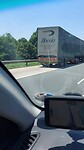 File vrachtwagens die de berg opgaan