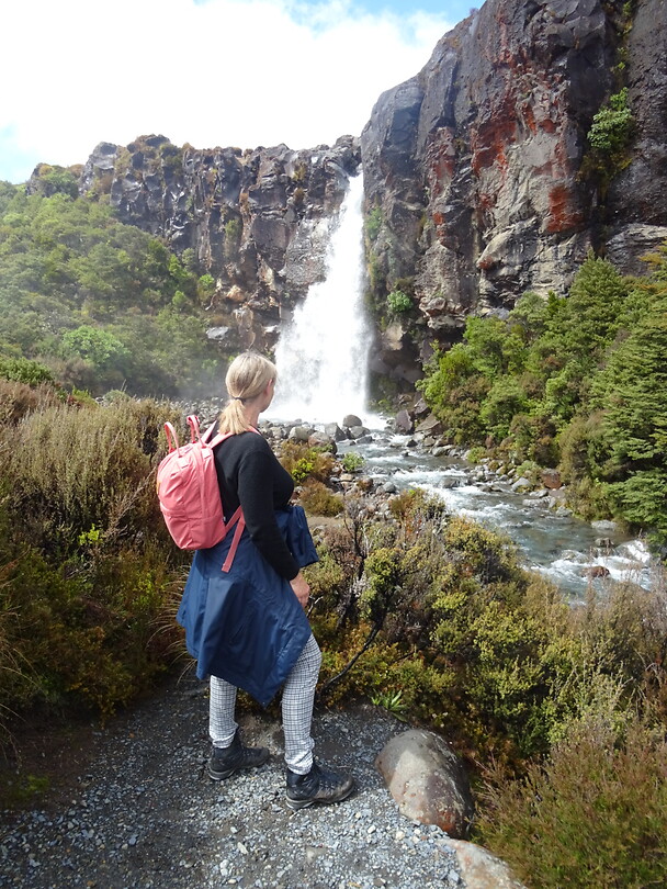 Waterval wandeling naar Lake Tama
