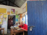 Mzungu: "Met je handen eten! Je bent hier in Afrika!";-))