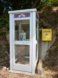 ouwe telefooncel en nog steeds in gebruik