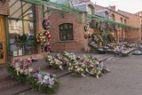 Polen herdenken en gedenken met bloemen