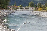rivier achter de camping