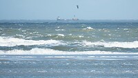 zicht op surfers bij Vlieland