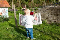 kaboutertje hangt de was op