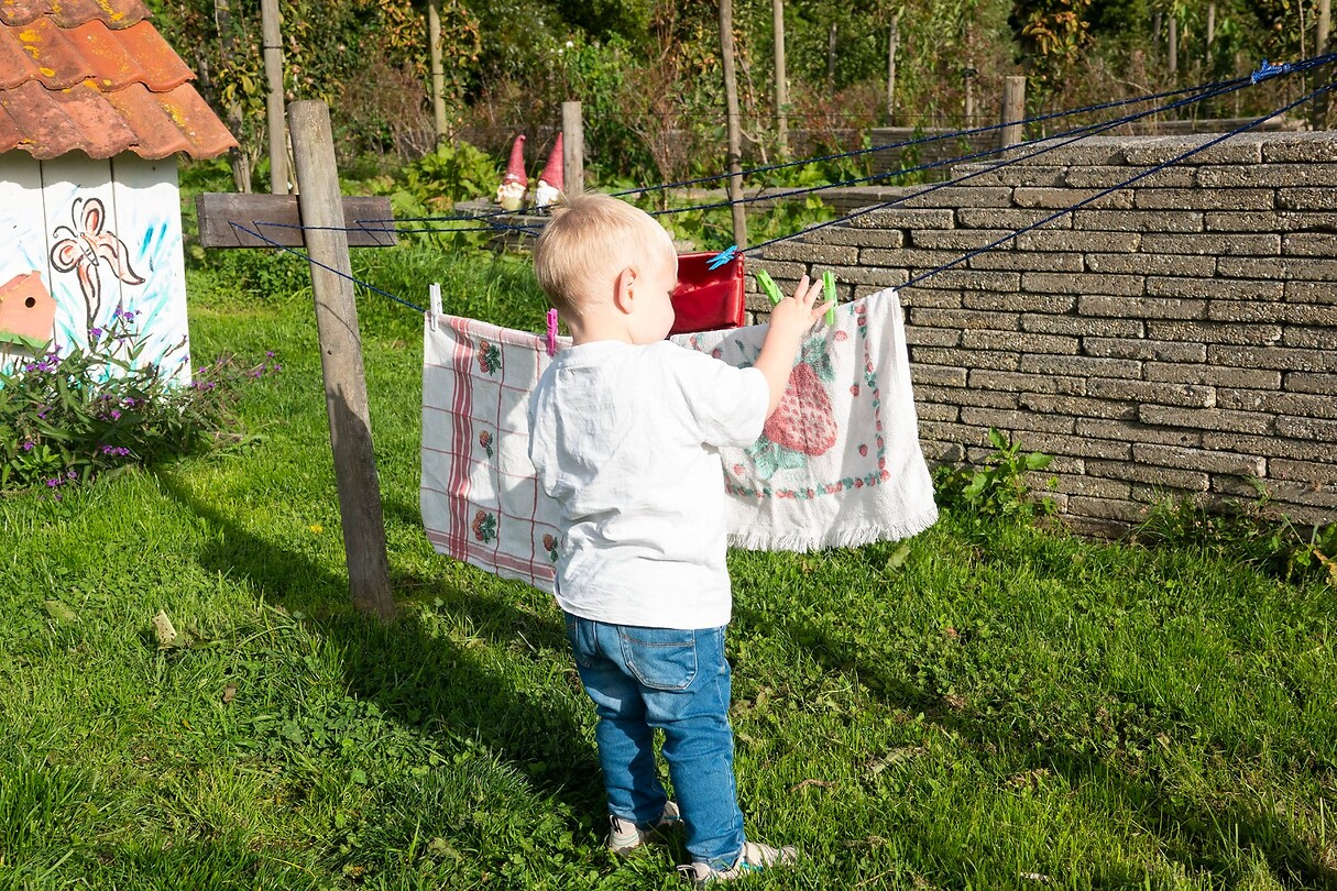 kaboutertje hangt de was op