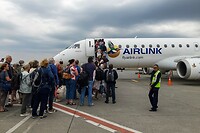 Boarden voor de vlucht naar Victoria Falls, Zimbabwe